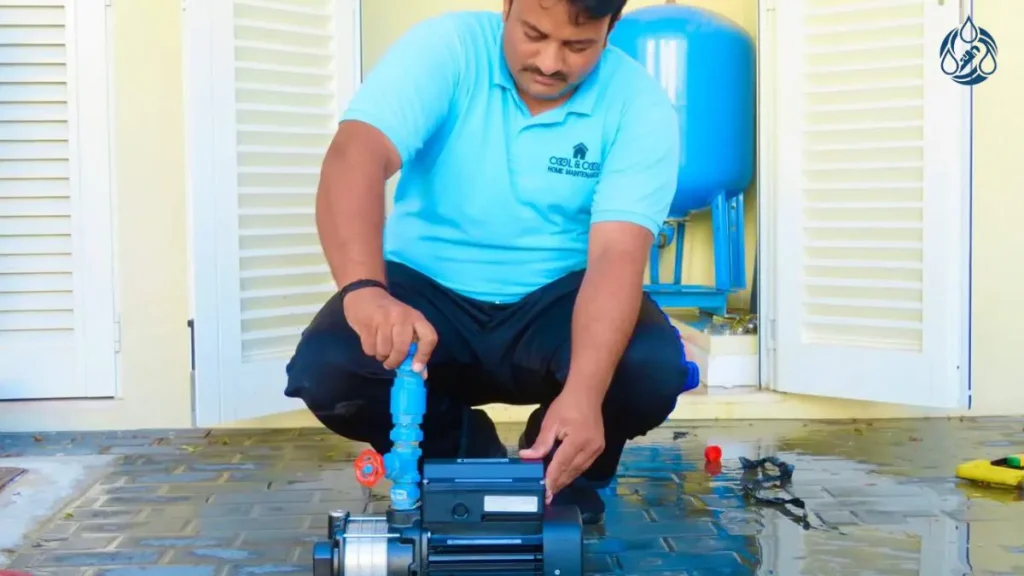 فني يركب مضخة